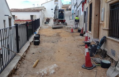 Sustitución de pavimento y adecuación de arquetas e imbornales en la Calle Santa Bárbara, Moixent (Valencia)